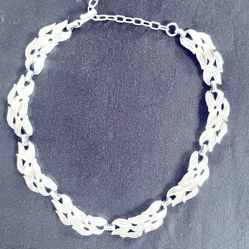 Retro Silver Toned Hinged Leaf Choker Necklace. Adjustable length.